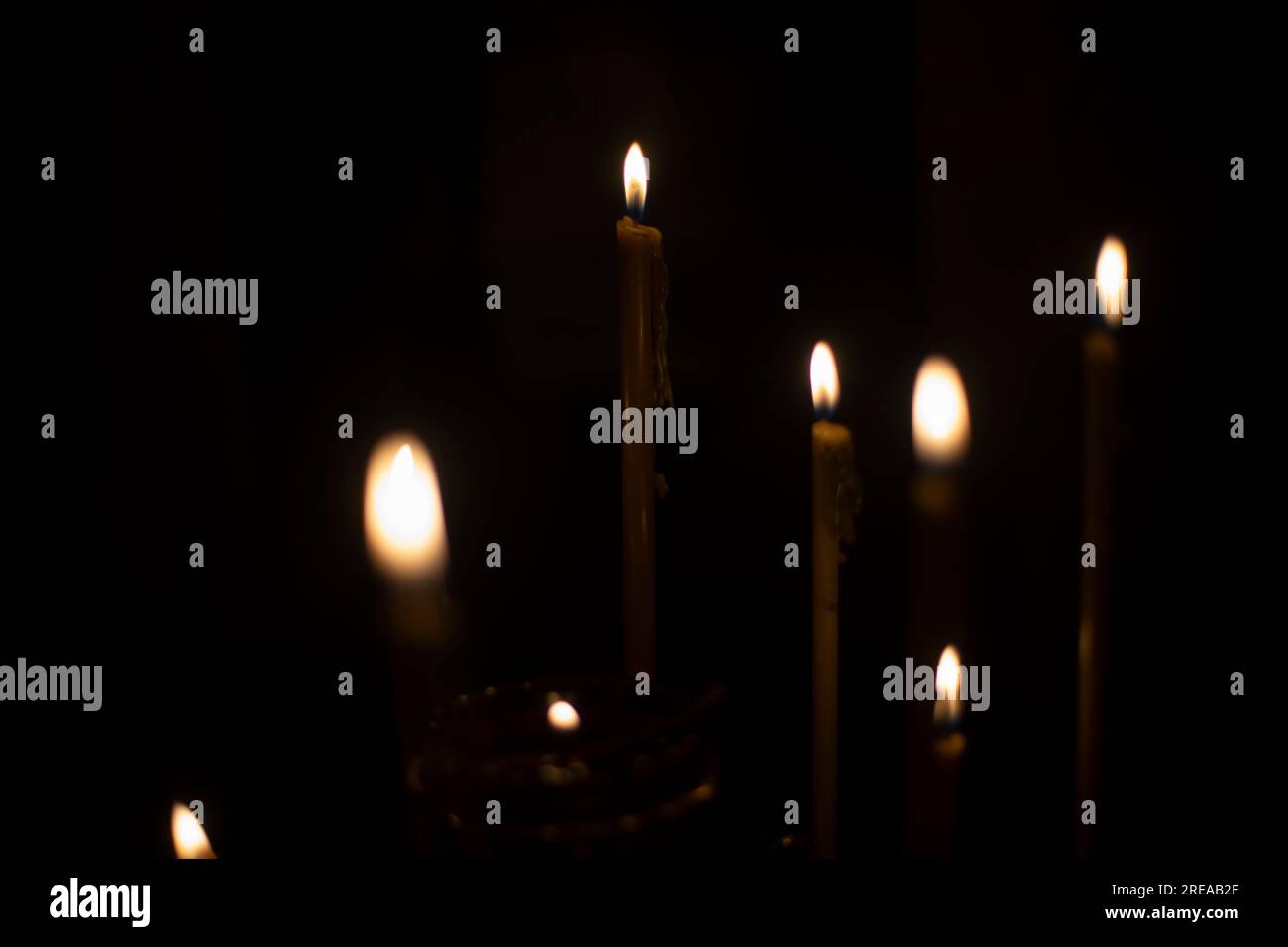 Velas en la Iglesia. Detalles del rito. Objeto religioso. Llama de fondo. Foto de stock