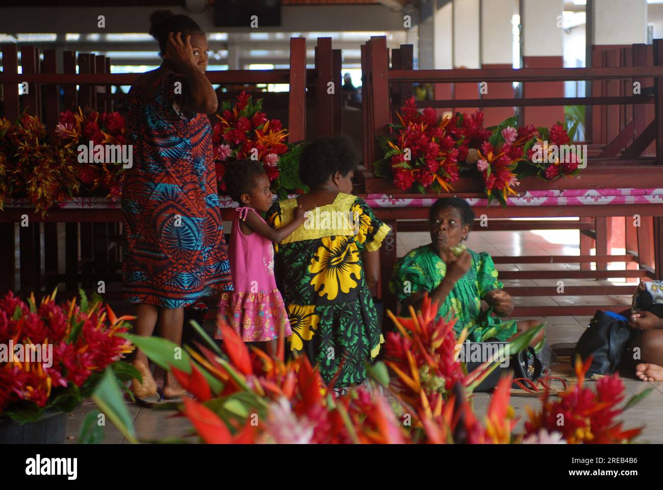 Madres e hija en el mercado de flores de Port Vila, Vanuatu. Foto de stock