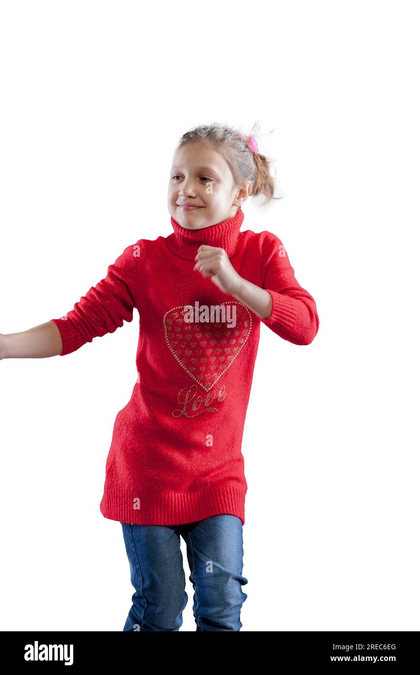 Chica en un suéter rojo, adornado con un corazón brillante, baila a la  música pop. Usando jeans y una cinta rosa en su cabello, ella es una chica  normal, antes Fotografía de