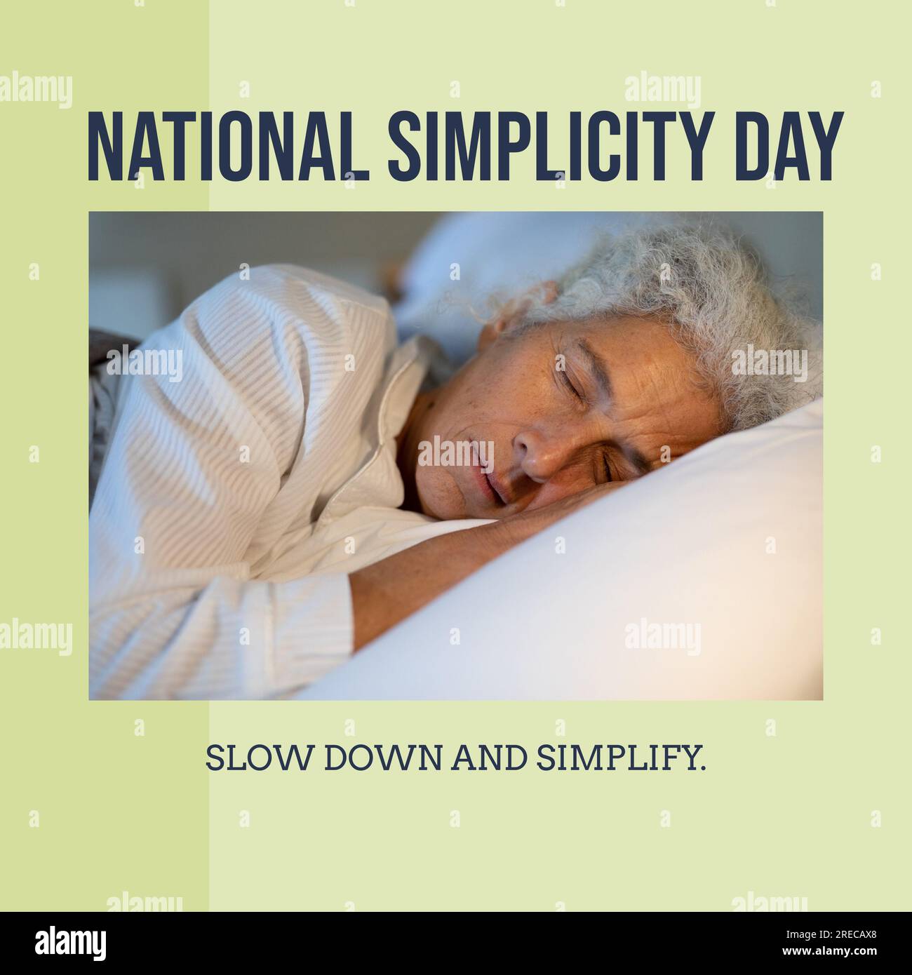 Composición del texto nacional del día de la simplicidad sobre la mujer caucásica mayor durmiendo Foto de stock