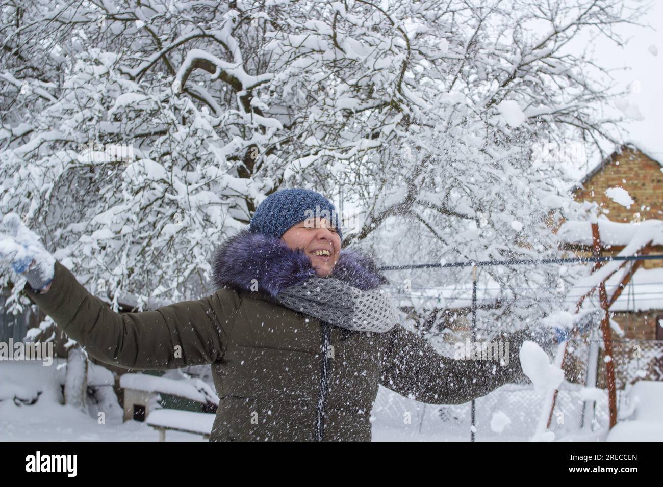 Concepto De Recreación Al Aire Libre. Mujer Con Ropa Deportiva Caliente  Jugando En La Nieve Durante El Invierno. Fotos, retratos, imágenes y  fotografía de archivo libres de derecho. Image 93052280