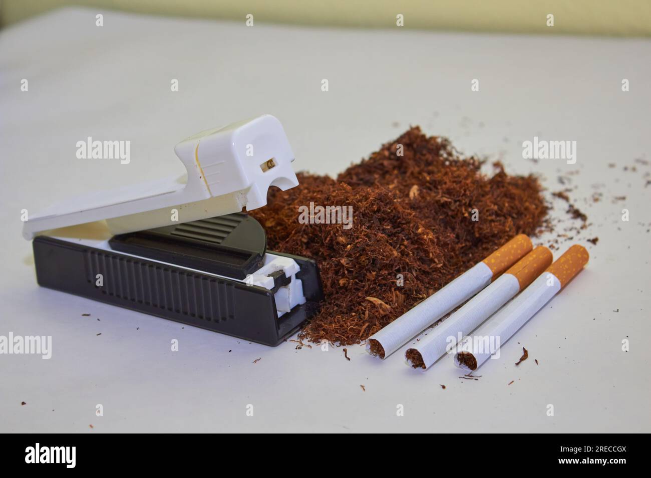máquina para hacer cigarrillos en casa Foto de stock