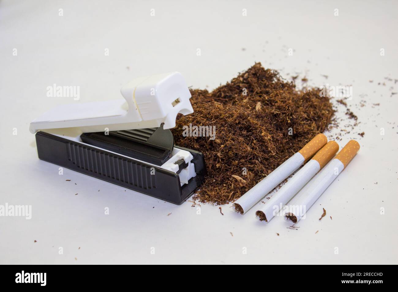 Máquina Para Liar Cigarrillos Aislado En Blanco Fotos, retratos, imágenes y  fotografía de archivo libres de derecho. Image 55736847