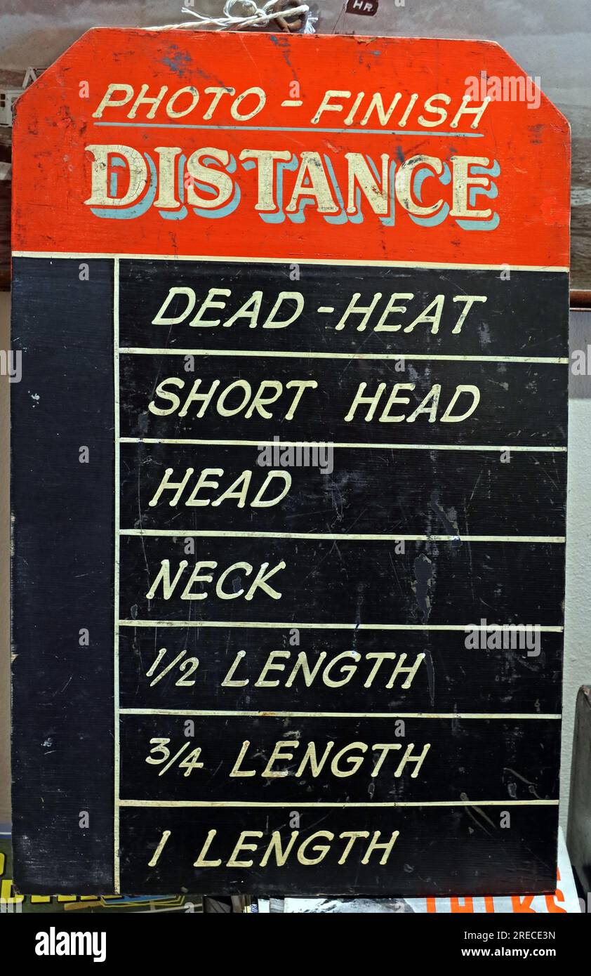 British Horse Race Course Tabla de distancia con acabado fotográfico, Dead-Heat, Cabeza corta, Cuello, 1/2 de longitud, 3/4 de longitud, 1 de longitud Foto de stock