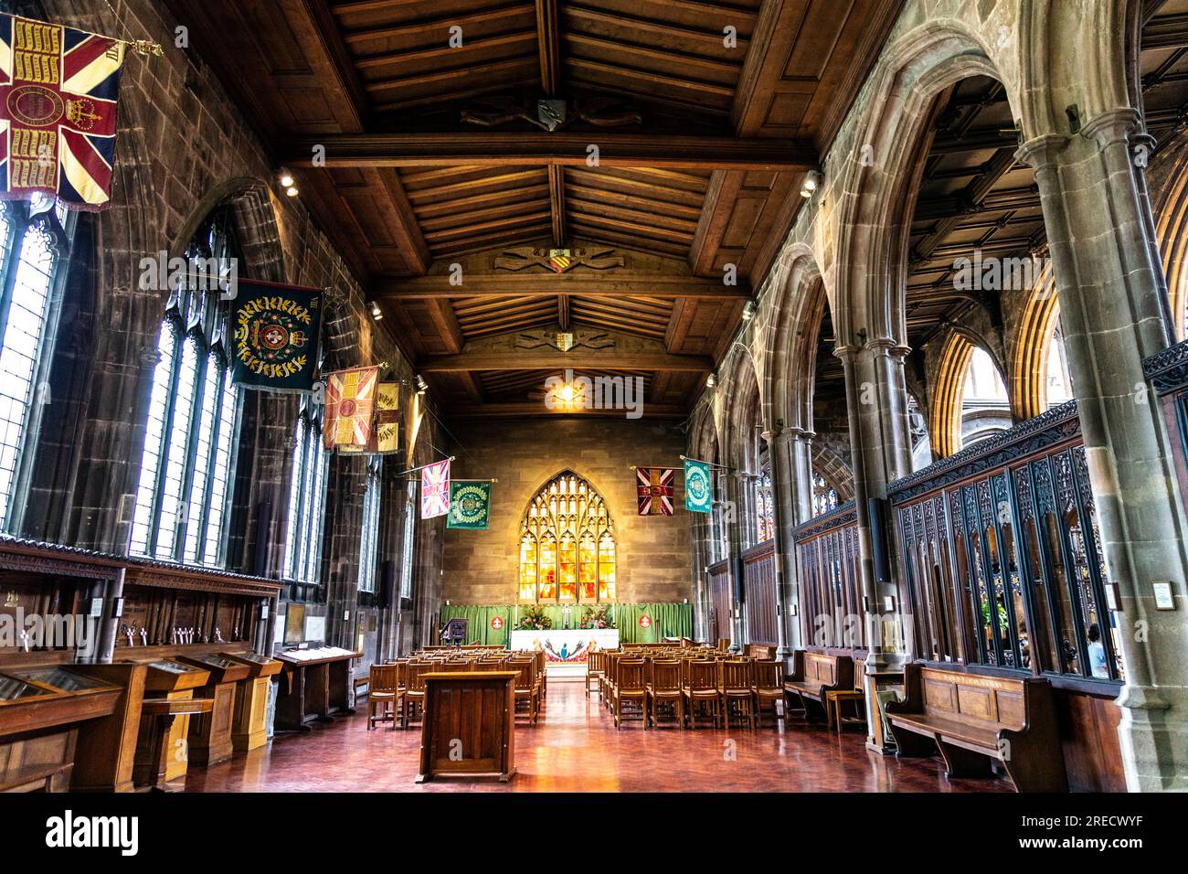 Capilla Regimental de la Catedral de Manchester con ventana de fuego por Margaret Traherne, marcando el lugar donde la bomba alemana cayó durante el Manchester Blitz en 1940, Foto de stock