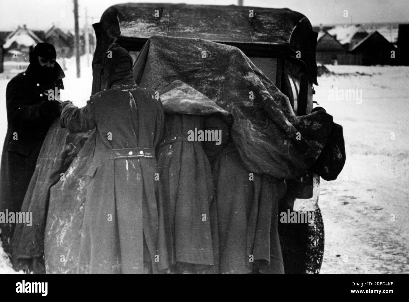 Los soldados alemanes reparan un motor bajo la protección térmica de una  lona. Foto: Dürr. [traducción automatizada] Fotografía de stock - Alamy