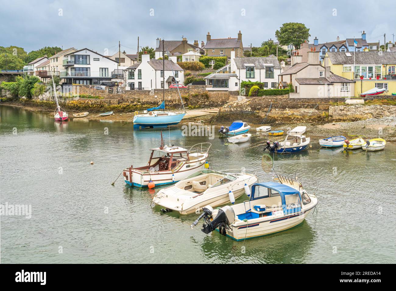 Cemaes en la costa norte de Anglesey gales Foto de stock