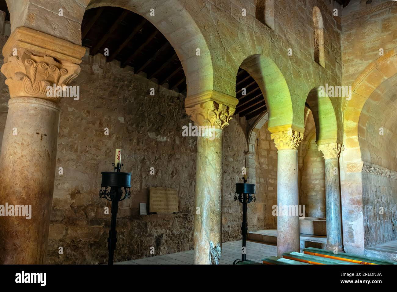 Interior de la iglesia visigoda de San Juan Bautista, fundada en el año 661 d.C. Situado en el pequeño pueblo Venta de Baños en el barrio de Cerrato. Provincia de Palen Foto de stock