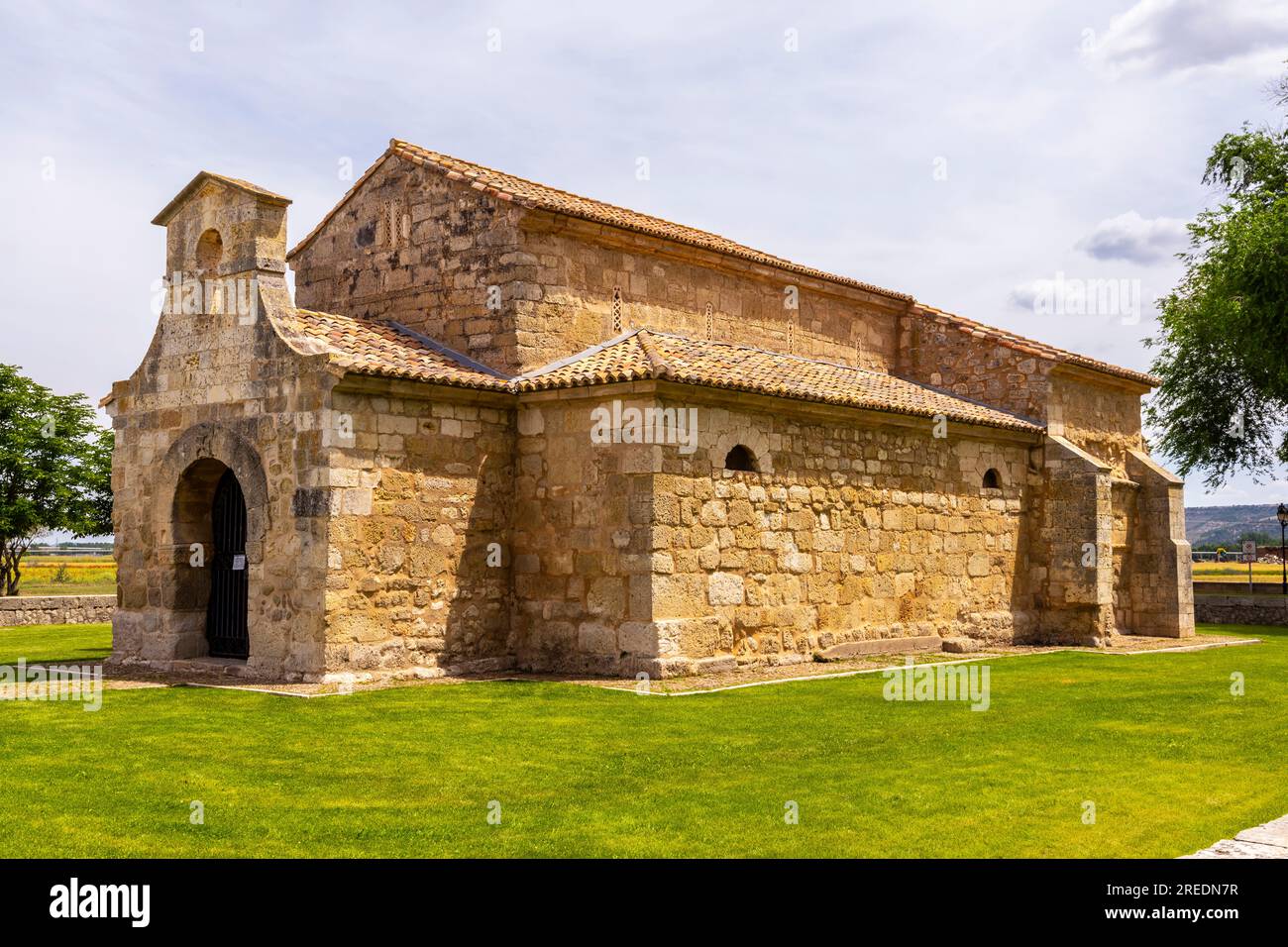 Exterior de la iglesia visigoda de San Juan Bautista, fundada en el año 661 d.C. Situado en el pequeño pueblo Venta de Baños en el barrio de Cerrato. Provincia de Palen Foto de stock