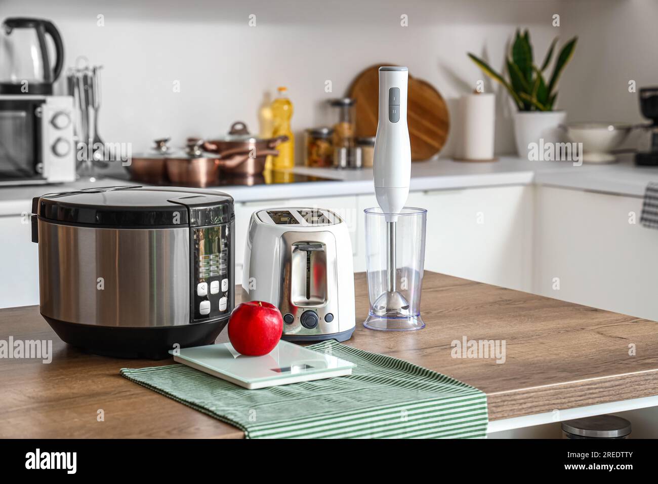 Licuadora, tostadora, cocina múltiple y manzana en la mesa de madera en la  cocina Fotografía de stock - Alamy