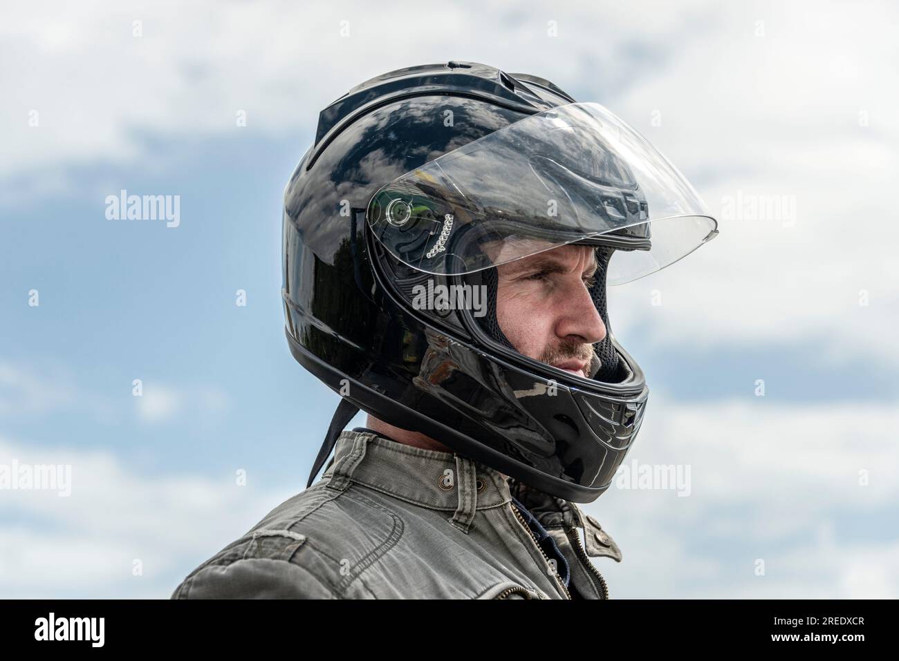 Hombre con casco moto: Más de 368,860 fotos de stock con licencia libres de  regalías
