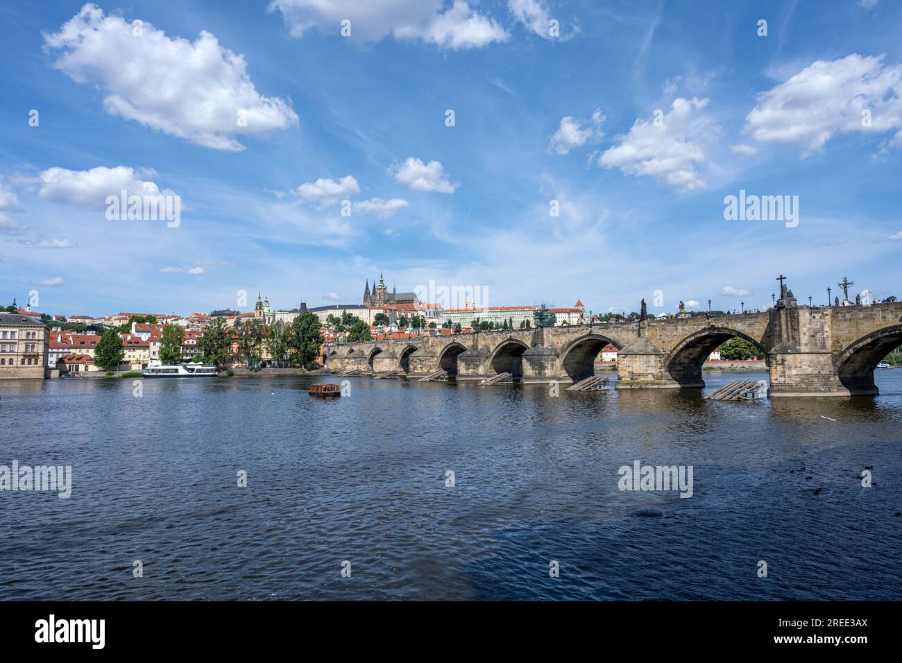 El famoso Puente de Carlos y el Castillo Hradcany en Praga en un día soleado Foto de stock