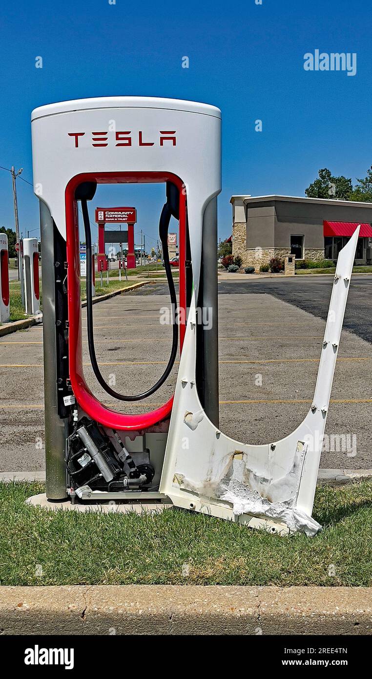 EMPORIA, KANSAS 26 DE JULIO de 2023 TESLA Supercharger station Uno de