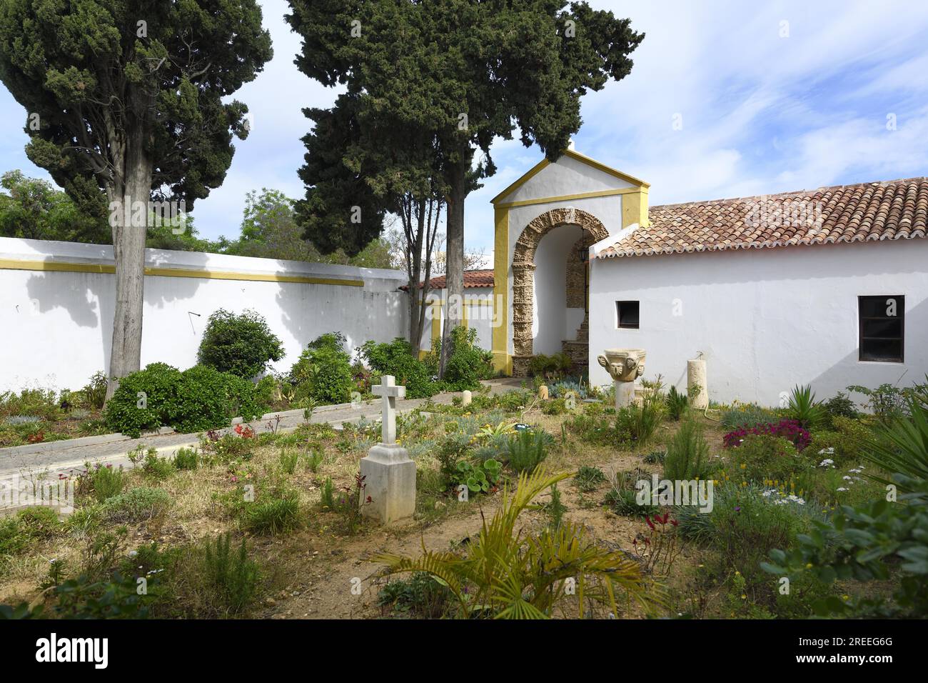 Iglesia de la Tercera Orden de Nuestra Señora del Monte Carmelo, Jardín Interior, Faro, Algarve, Portugal Foto de stock