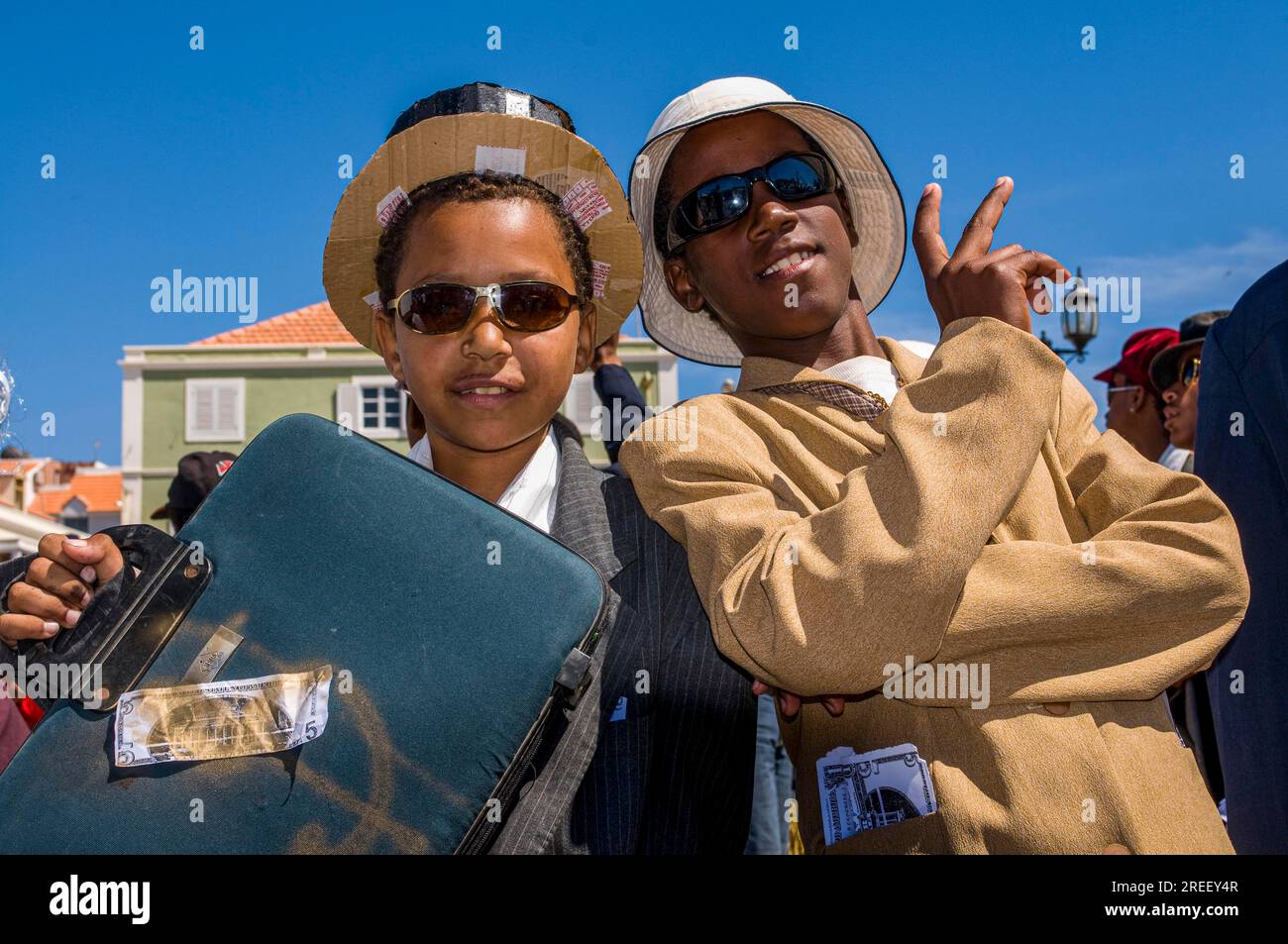 Hombres jóvenes, vestidos de empresarios. Carnaval. Mindelo. Cabo Verde.  África Fotografía de stock - Alamy