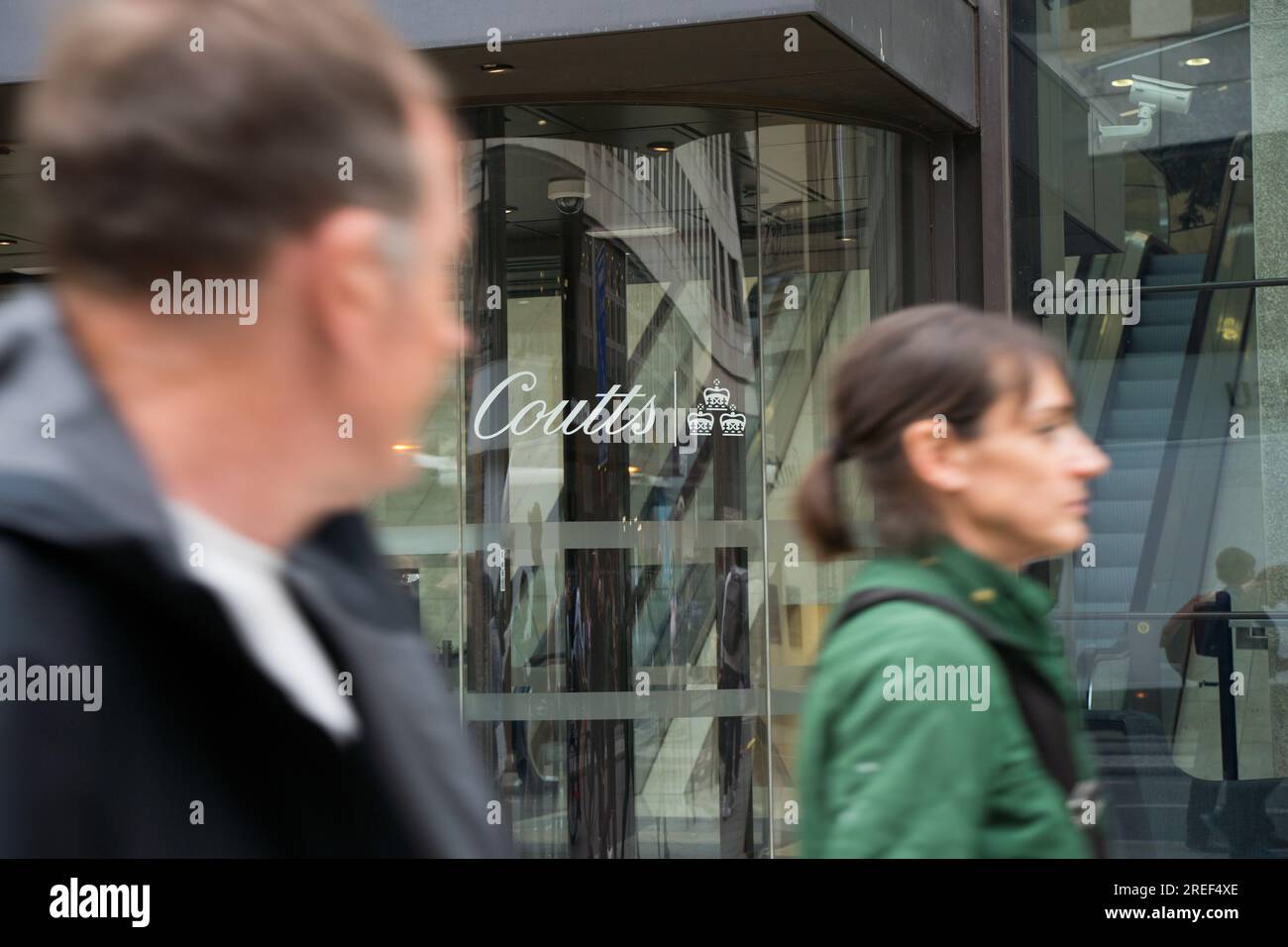 Coutts firma en la puerta de vidrio de entrada al banco privado Coutts en Strand London England Foto de stock