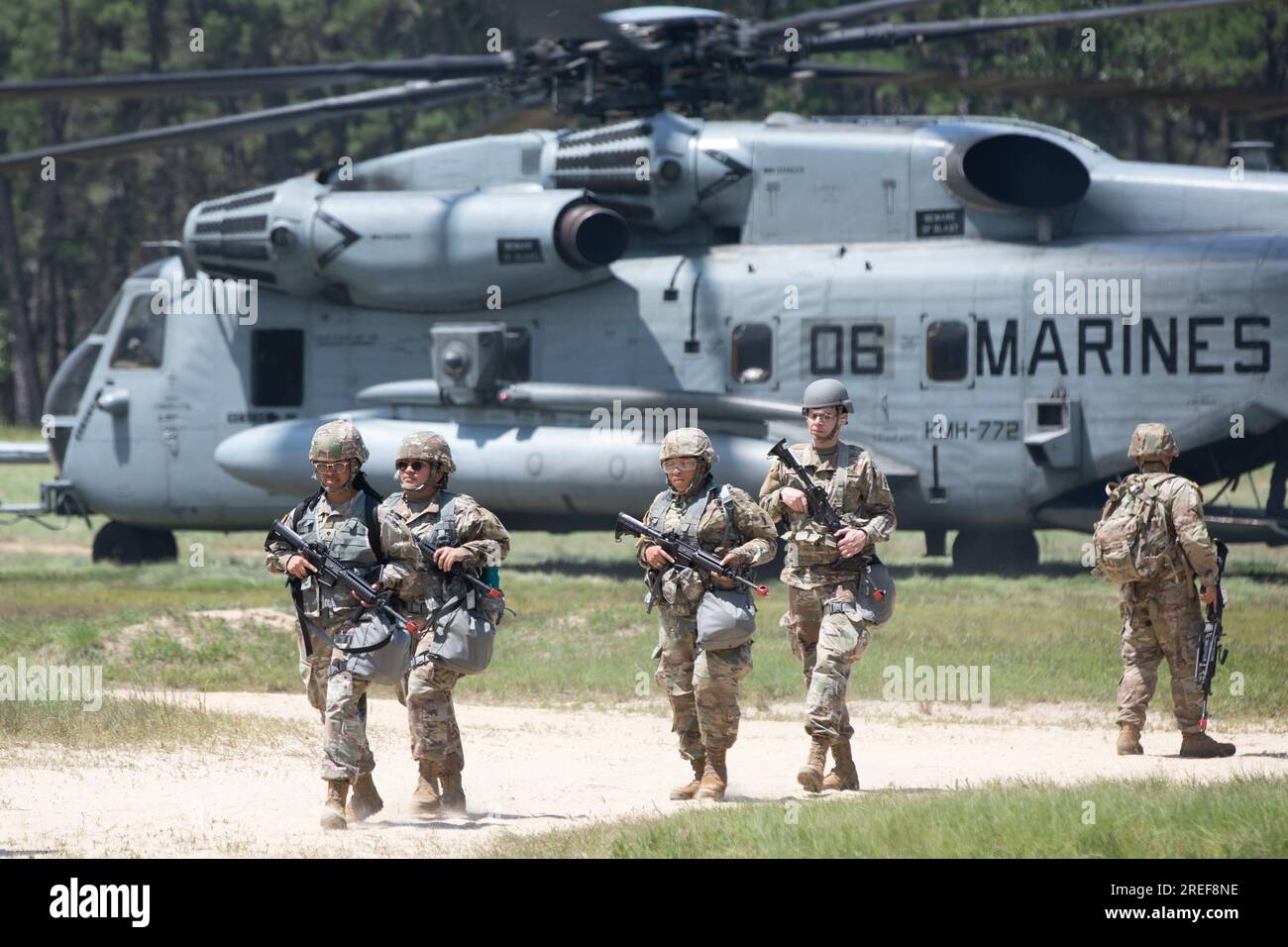 EE.UU Soldados de la Reserva del Ejército con la 678ª Compañía General Adyuvante de Nashville, Tennessee, desmontan un semental marino CH-53D durante un ejercicio de entrenamiento durante el Ejercicio de Guerrero 2023 en la Base Conjunta McGuire-Dix Lakehurst, Nueva Jersey, 23 de julio de 2023. Varias unidades de la Reserva del Ejército se reunieron para WAREX 2023 en un esfuerzo por fortalecer las habilidades básicas de soldado y garantizar la preparación para la misión, independientemente de su especialidad ocupacional militar (MOS) individual. (Esta foto fue recortada para realzar el tema) (EE.UU Foto de Reserva del Ejército por SPC. Caitlinn Belcher) Foto de stock
