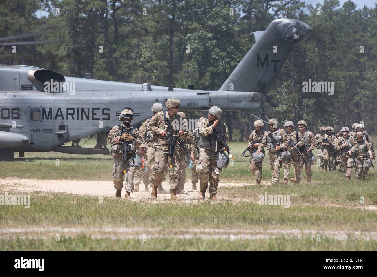 EE.UU Soldados de la Reserva del Ejército con la 678ª Compañía General Adyuvante de Nashville, Tennessee, desmontan un semental marino CH-53D durante un ejercicio de entrenamiento en la Base Conjunta McGuire-Dix-Lakehurst, Nueva Jersey, 23 de julio de 2023. Los soldados volaron y desmontaron la aeronave antes de un ejercicio de entrenamiento situacional (STX) en un esfuerzo por familiarizar a los reservistas con los movimientos y procedimientos de la aeronave. (EE. UU Foto de Reserva del Ejército por SPC. Caitlinn Belcher) Foto de stock