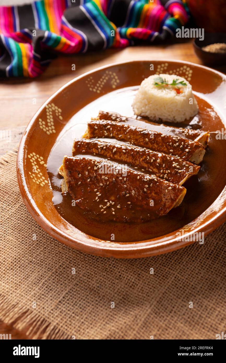 Enmoladas de pollo. También conocidas como mole poblano enchiladas, son