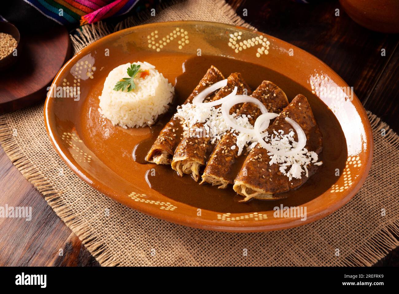 Enmoladas de pollo. También conocidas como mole poblano enchiladas, son