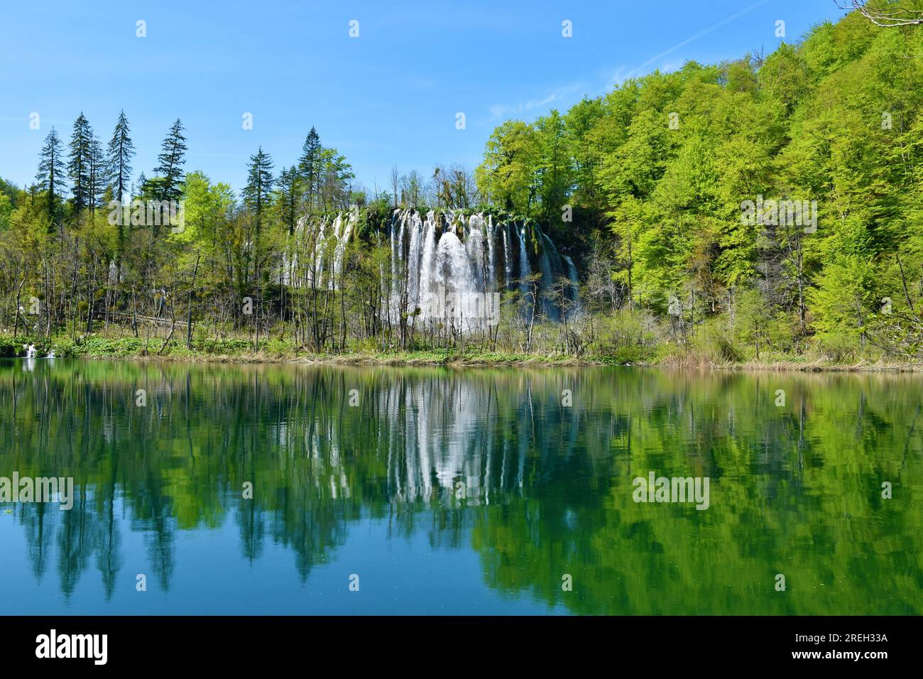Vista de la cascada de Prštavac y el lago Gradinsko jezero en el parque nationa de los lagos de Plitvice en el condado de Lika-Senj, Croacia Foto de stock