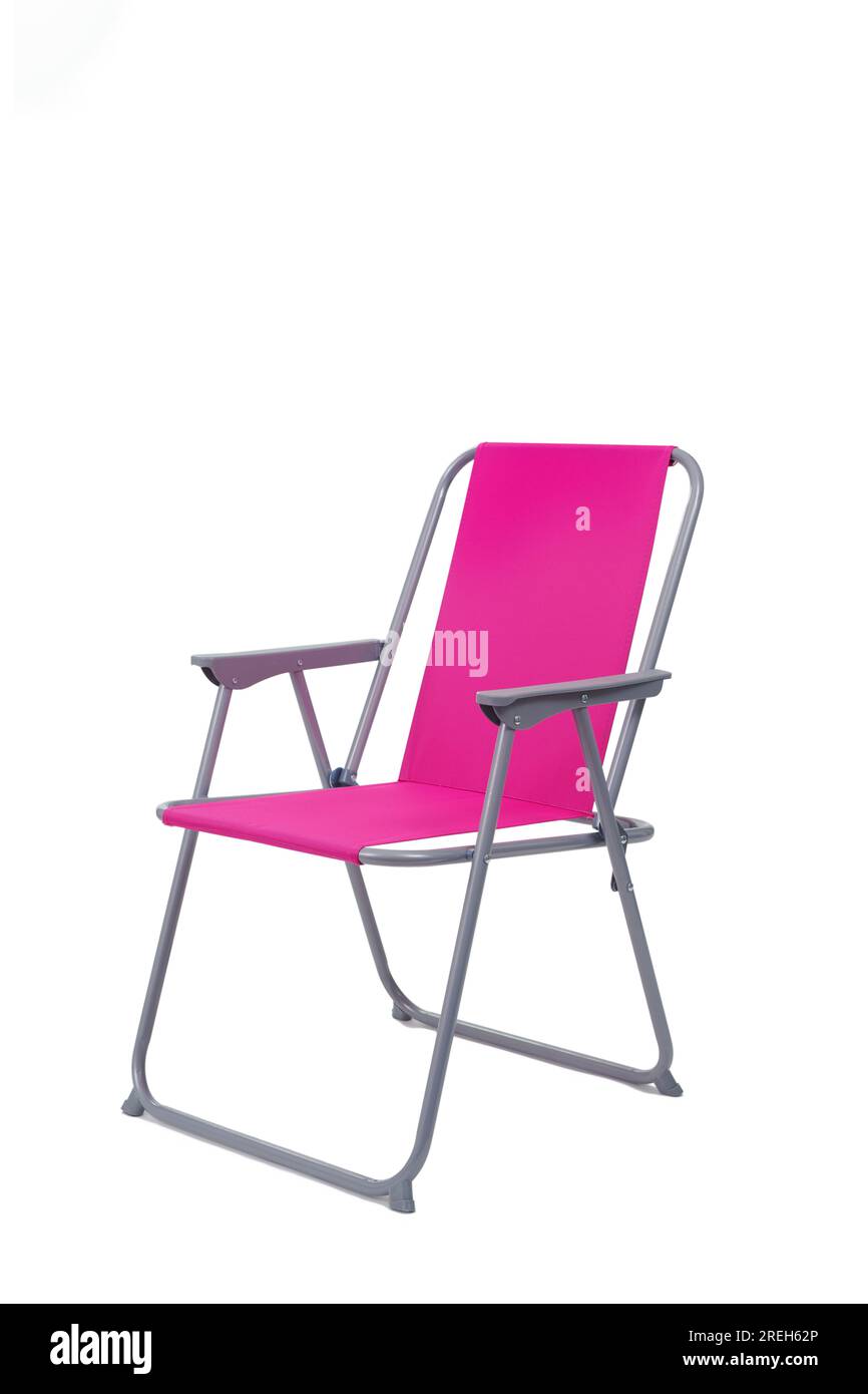 una silla de playa plegable rosa sobre un fondo blanco con un poco de espacio en blanco en la parte superior Foto de stock