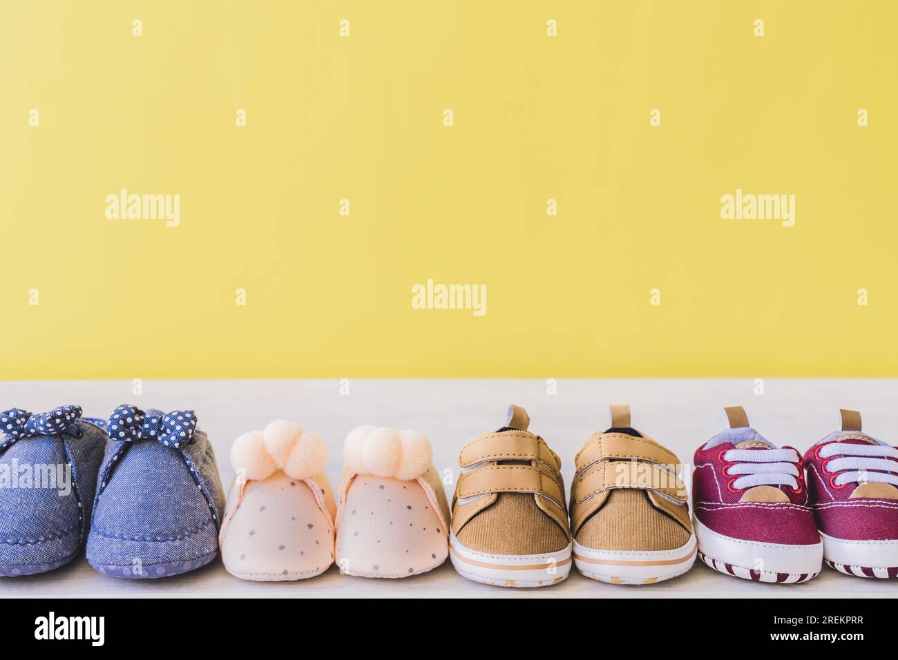 Concepto de bebé con diferentes pares de zapatos. Resolución y alta calidad hermosa foto Foto de stock