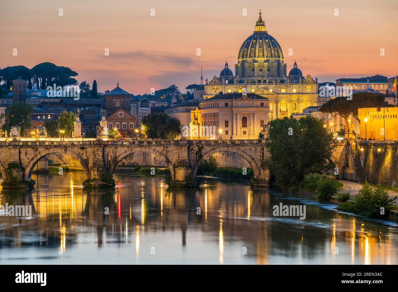 Río Tíber y St. Iglesia Basílica de Pedro al atardecer, Roma, Lacio, Italia Foto de stock