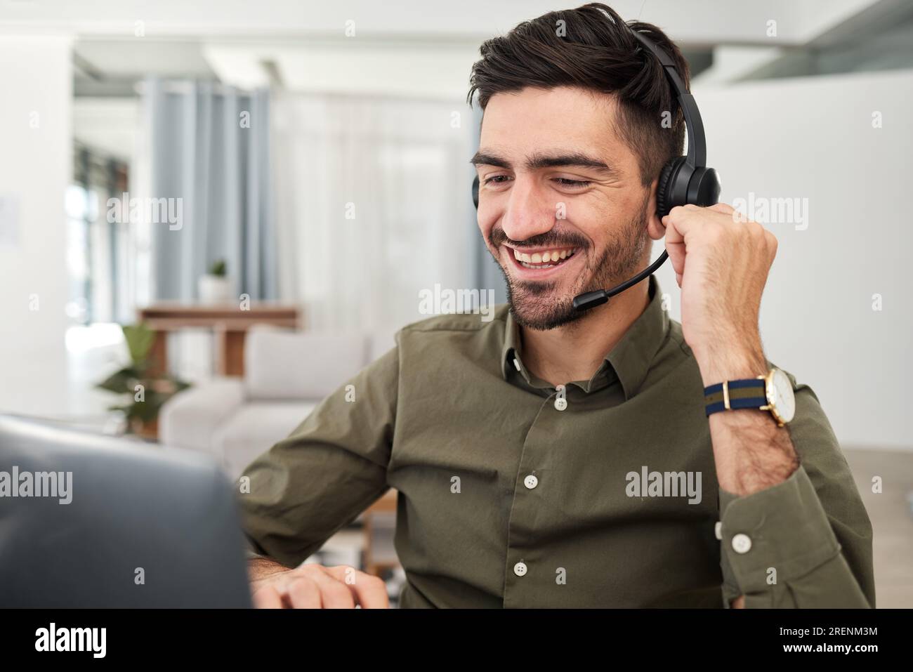 Hombre trabajo remoto y asistente virtual con auriculares en el