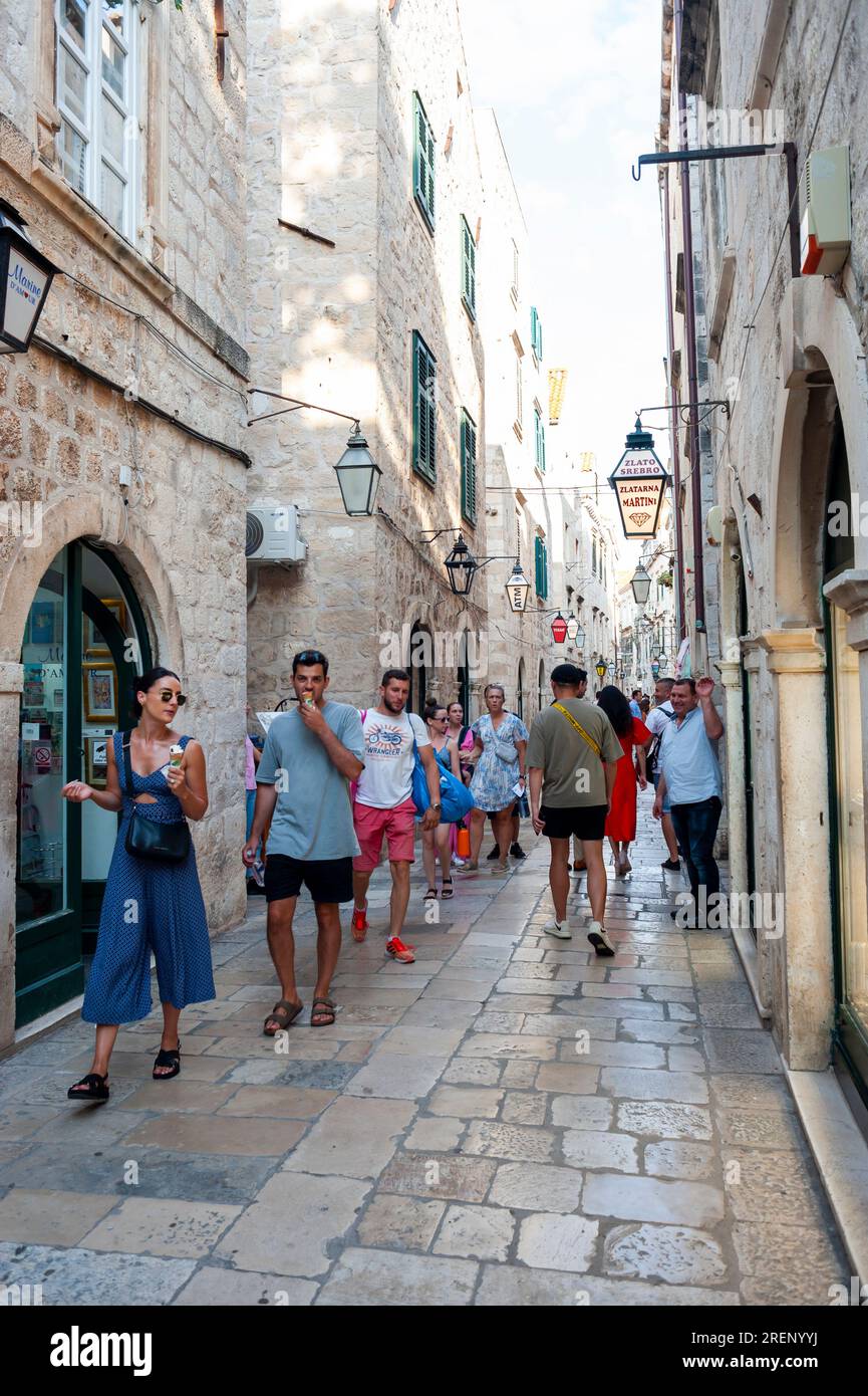 Dubrovnik, Croacia, Gran multitud, Turistas, Caminar, visitando la ciudad Barrio histórico, callejones, Stradun Foto de stock