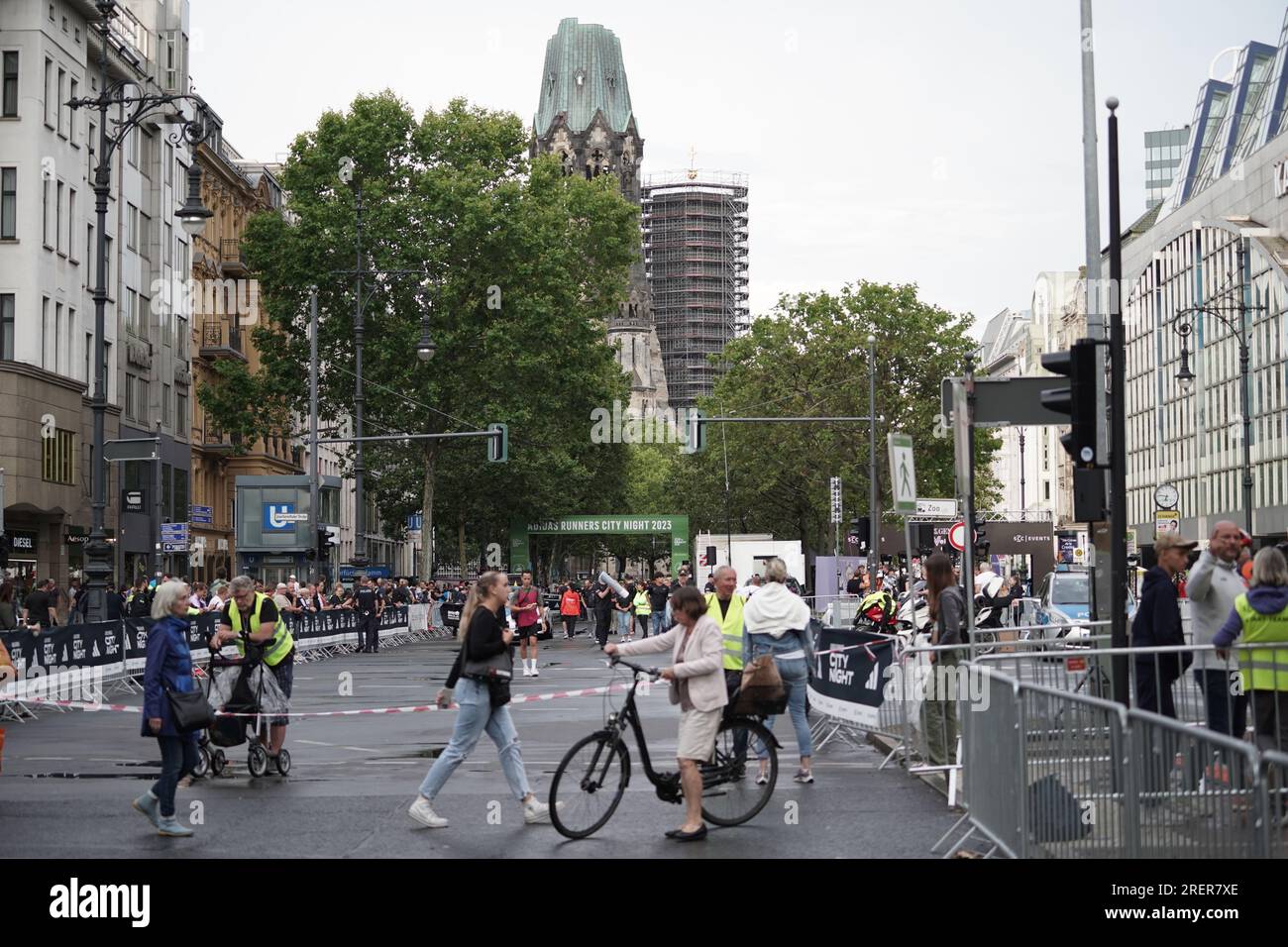 Berlín, Alemania. 29 de julio de 2023. Los oficiales y corredores se preparan para la Adidas Runners City Night Berlin, el tráfico se detiene en el mundialmente famoso bulevar de Berlín, y la ruta pertenece únicamente a los patinadores y corredores. Crédito: Freelance Fotograf/Alamy Live News Foto de stock