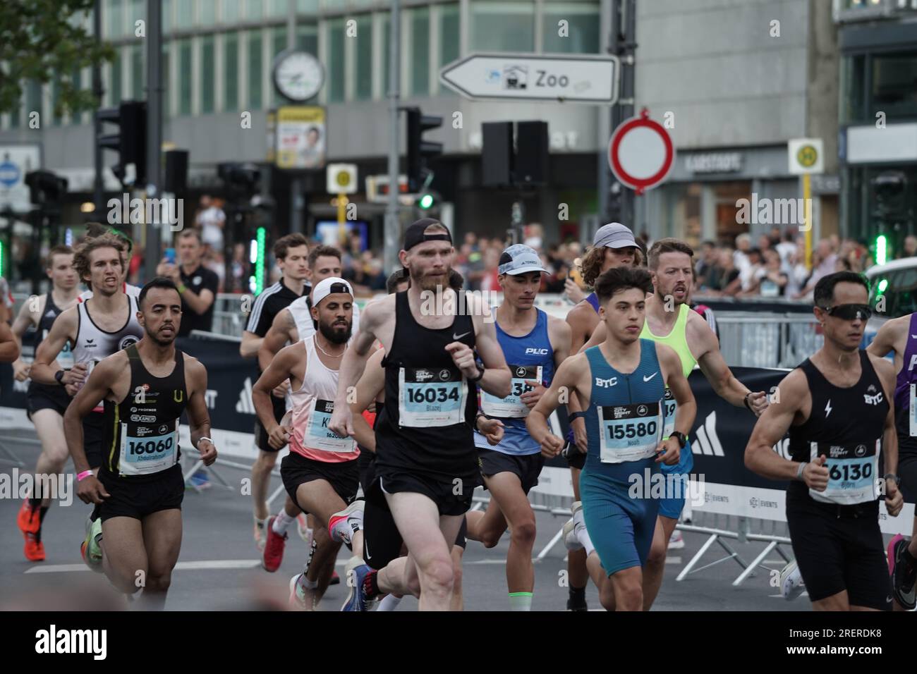 Berlín, Alemania. 29 de julio de 2023. Adidas Runners City Night Berlin 2023, Running & Inline Skating Event en Kurfürstendamm. La carrera de 10 km para corredores comienza en Kurfürstendamm, cerca de la Iglesia Conmemorativa Kaiser Wilhelm. Crédito: Freelance Fotograf/Alamy Live News Foto de stock