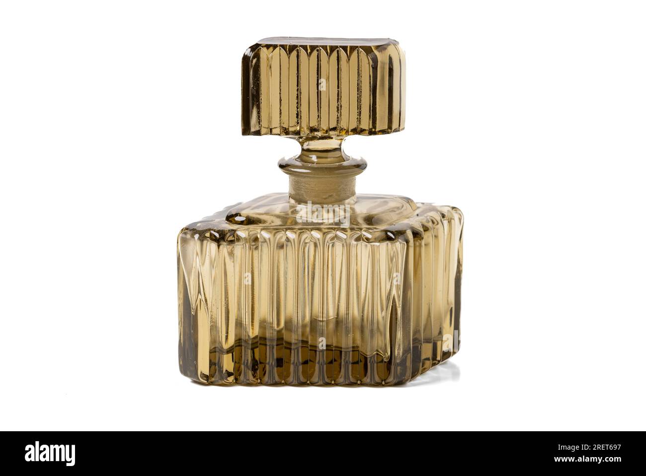 Botella de perfume vacía vieja, flacon, fondo blanco Foto de stock