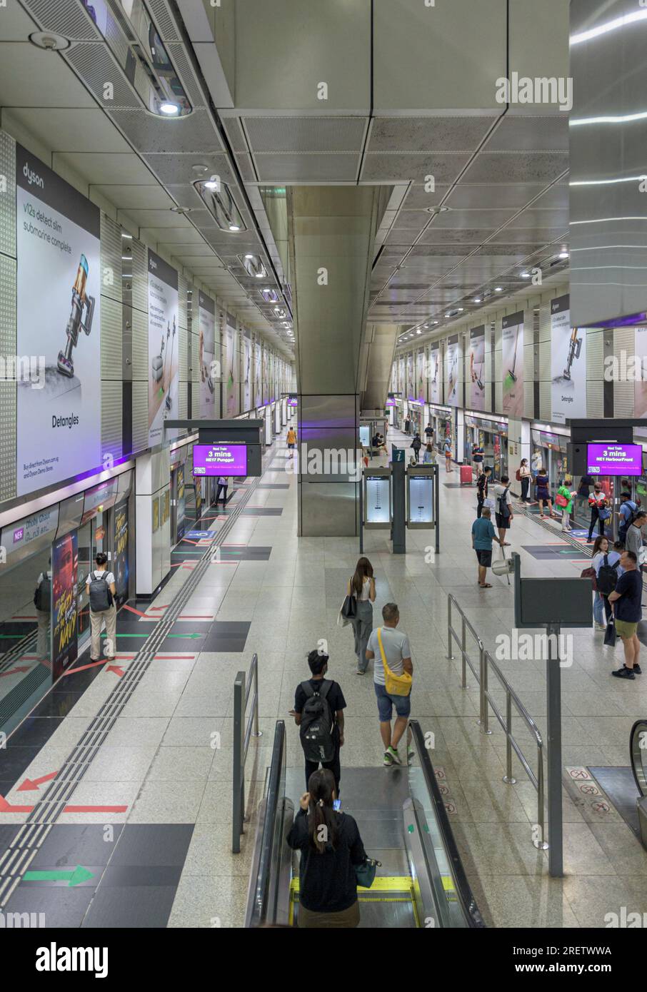 Dentro de la estación de metro Dhoby Ghaut North East Line MRT, Singapur Foto de stock