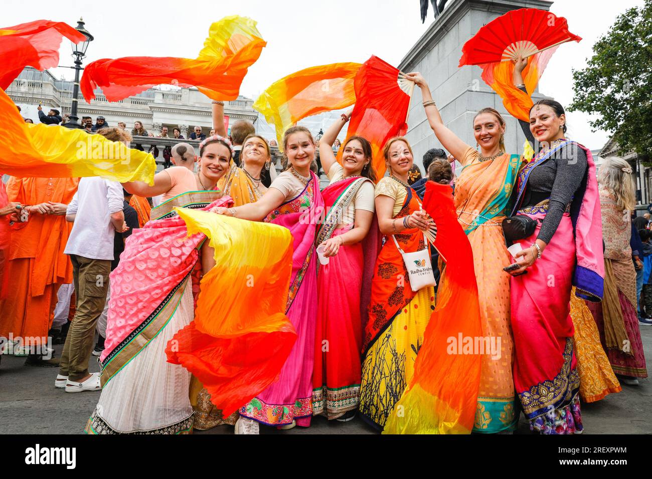Londres, Reino Unido. 30º de julio de 2023. Un grupo de baile de ISKCON London Radha-Krishna Temple desafía el clima lluvioso. London Rathayatra (que significa festival de carros) es celebrado por los devotos a Krishna. La celebración, que tiene una larga tradición de varios cientos de años en la India, conmemora anualmente el viaje de las deidades Lagannatha, Baladeva y Subhadra. En una procesión, miles de personas se trasladan al centro de Londres, seguidas de actuaciones, festividades y comida en Trafalgar Square. Crédito: Imageplotter/Alamy Live News Foto de stock