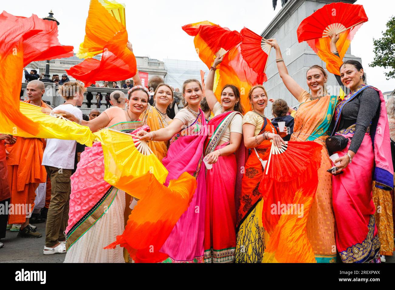 Londres, Reino Unido. 30º de julio de 2023. Un grupo de baile de ISKCON London Radha-Krishna Temple desafía el clima lluvioso. London Rathayatra (que significa festival de carros) es celebrado por los devotos a Krishna. La celebración, que tiene una larga tradición de varios cientos de años en la India, conmemora anualmente el viaje de las deidades Lagannatha, Baladeva y Subhadra. En una procesión, miles de personas se trasladan al centro de Londres, seguidas de actuaciones, festividades y comida en Trafalgar Square. Crédito: Imageplotter/Alamy Live News Foto de stock