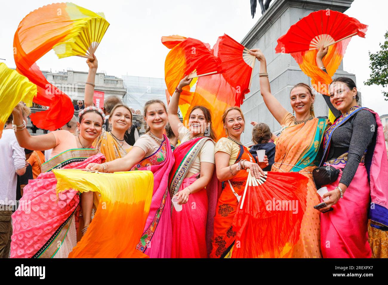Londres, Reino Unido. 30º de julio de 2023. Un grupo de baile de ISKCON London Radha-Krishna Temple desafía el clima lluvioso. London Rathayatra (que significa festival de carros) es celebrado por los devotos a Krishna. La celebración, que tiene una larga tradición de varios cientos de años en la India, conmemora anualmente el viaje de las deidades Lagannatha, Baladeva y Subhadra. En una procesión, miles de personas se trasladan al centro de Londres, seguidas de actuaciones, festividades y comida en Trafalgar Square. Crédito: Imageplotter/Alamy Live News Foto de stock