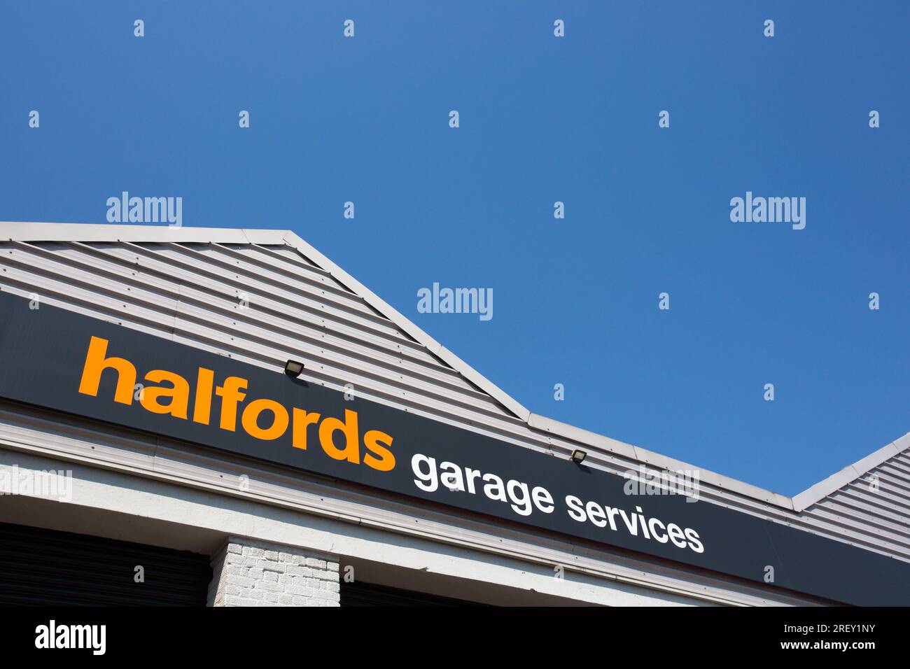 Servicios de garaje Halfords Foto de stock