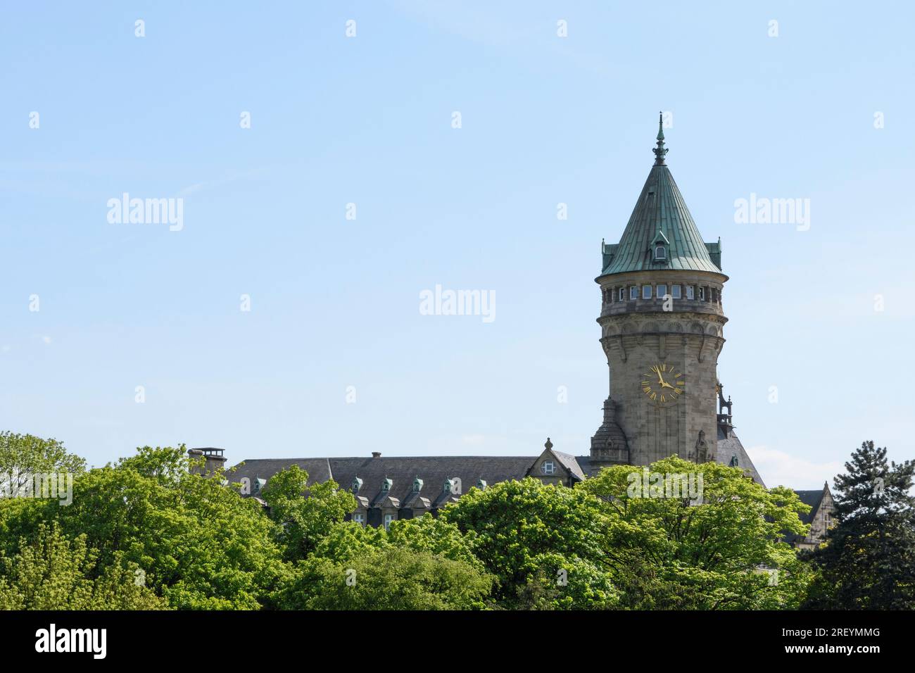 Ciudad de Luxemburgo, Luxemburgo - 06-05-2023. La Torre del Reloj BCEE del Banco Spuerkees en la ciudad de Luxemburgo, Luxemburgo Foto de stock