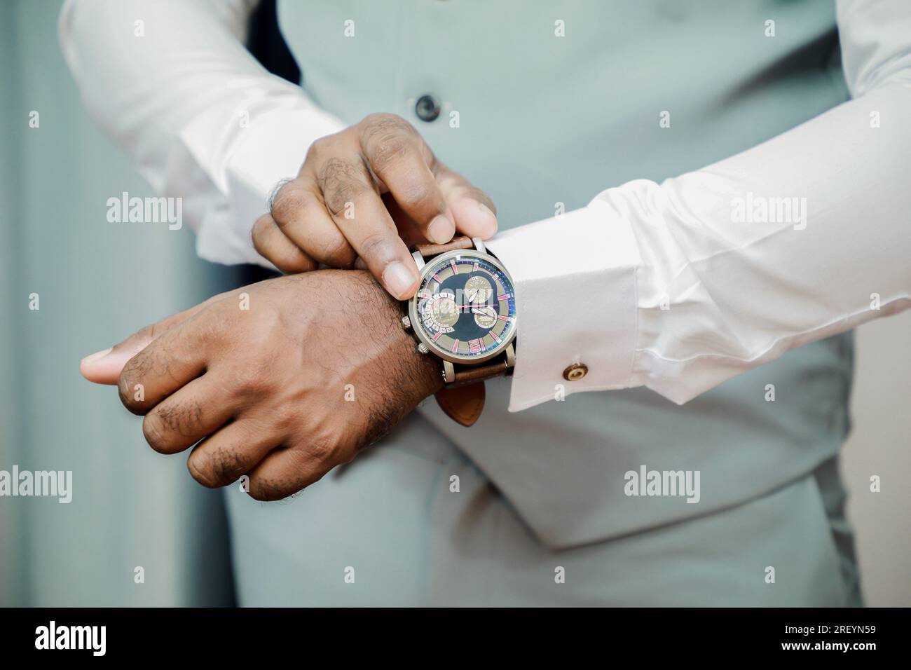 Cerca de las manos de un hombre en un traje y un reloj Foto de stock