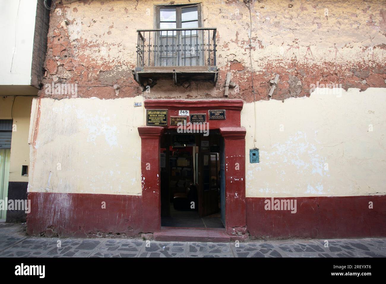 Puno, Perú 1º de enero de 2023: Calle y fachada de un edificio en la Ciudad de Puno junto al Lago Titicaca. Foto de stock