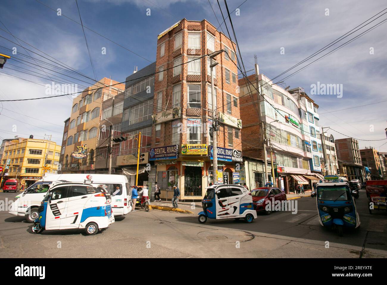 Puno, Perú 1º de enero de 2023: Calle y fachada de un edificio en la Ciudad de Puno junto al Lago Titicaca. Foto de stock