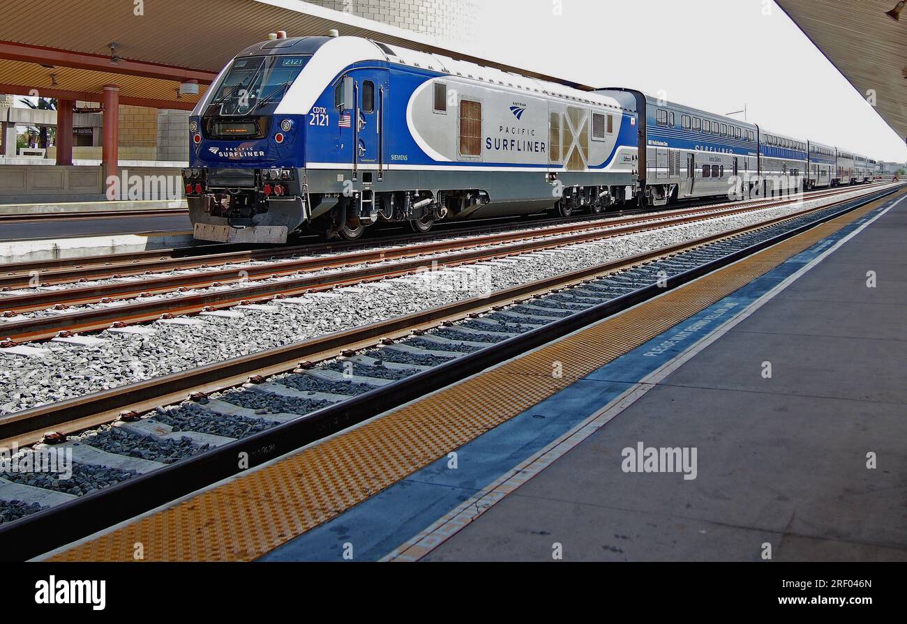 Motor de Amtrak Pacific Surfliner en la Union Station de Los Ángeles, California Foto de stock