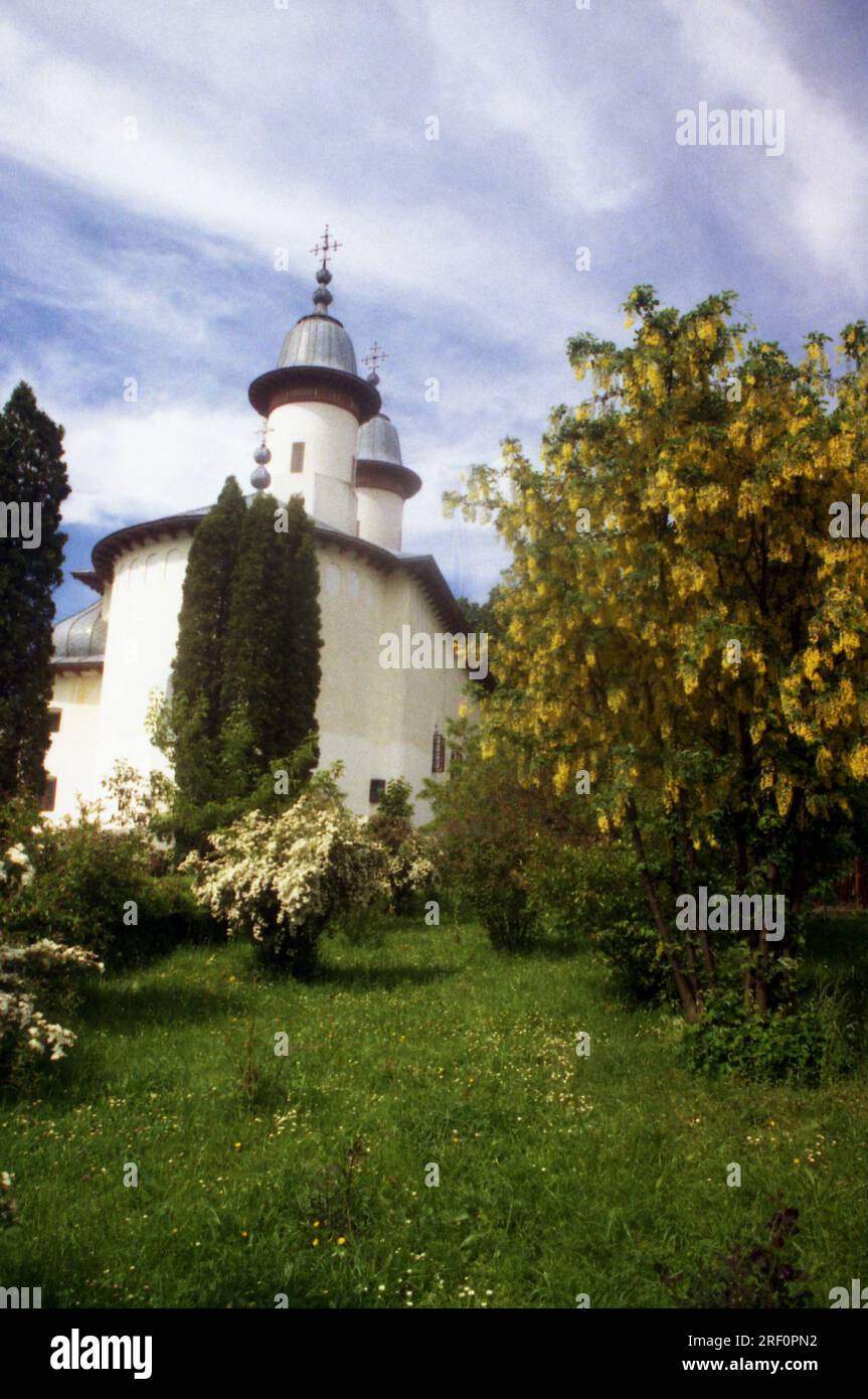 Condado de Neamt, Rumania, 1999. Vista exterior de la iglesia 'Dormición de la Virgen María' en el Monasterio de Varatec. Foto de stock