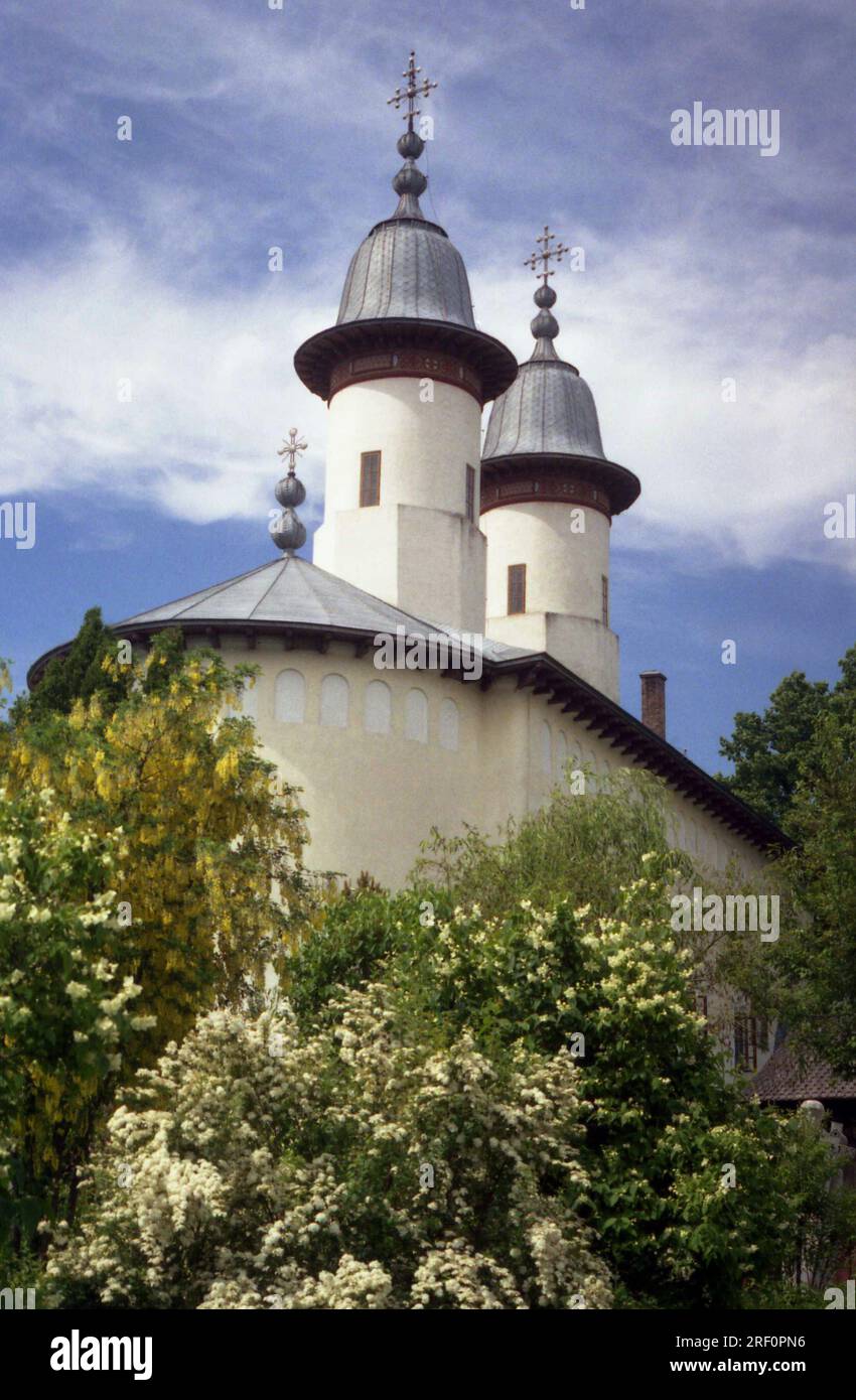 Condado de Neamt, Rumania, 1999. Vista exterior de la iglesia 'Dormición de la Virgen María' en el Monasterio de Varatec. Foto de stock