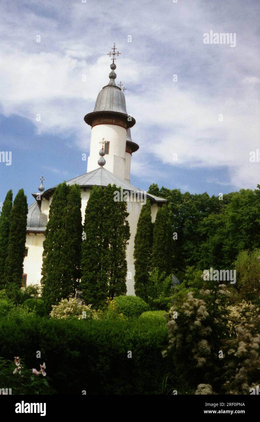 Condado de Neamt, Rumania, 1999. Vista exterior de la iglesia 'Dormición de la Virgen María' en el Monasterio de Varatec. Foto de stock