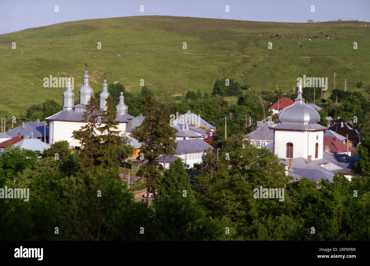 Condado de Neamt, Rumania, 1999. Paisaje con vista al Monasterio Varatec. Foto de stock