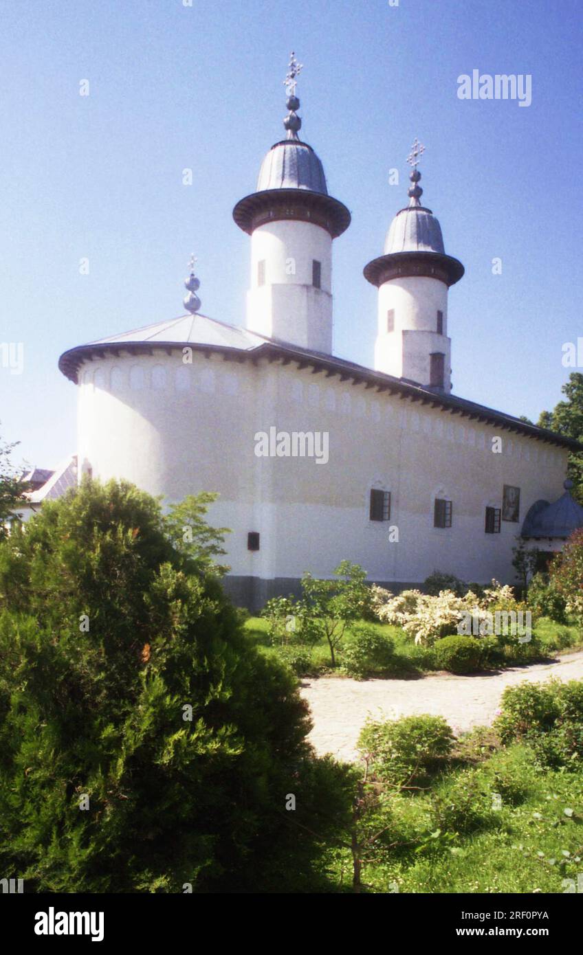 Condado de Neamt, Rumania, 1999. Vista exterior de la iglesia 'Dormición de la Virgen María' en el Monasterio de Varatec. Foto de stock