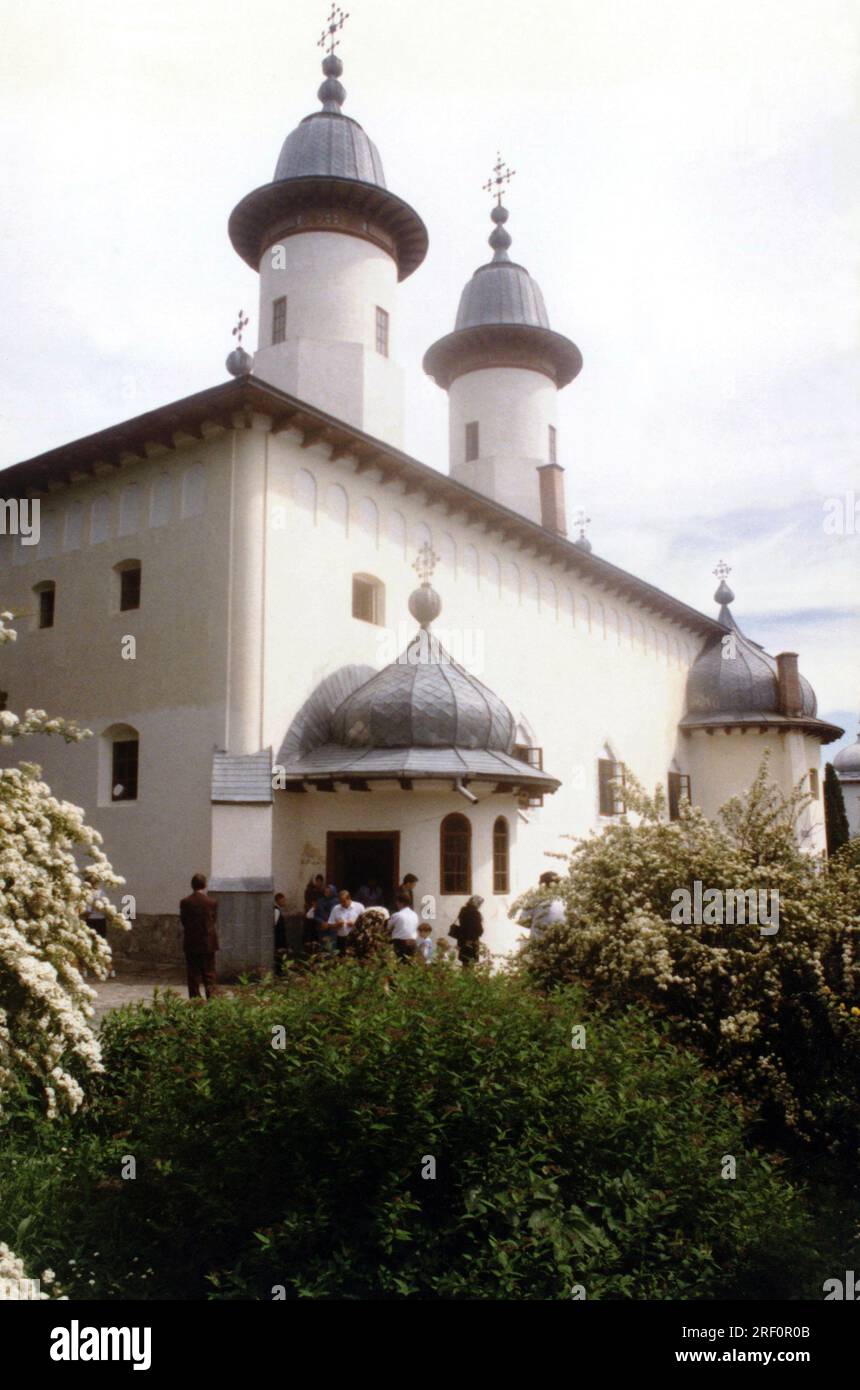 Condado de Neamt, Rumania, 1999. Vista exterior de la iglesia 'Dormición de la Virgen María' en el Monasterio de Varatec. Foto de stock