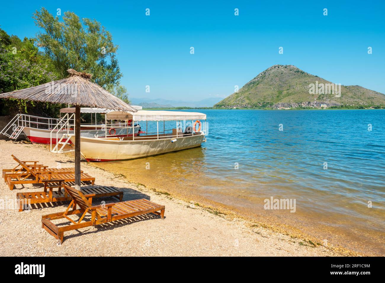 Pequeña playa en la costa del lago Skadar. Montenegro Foto de stock